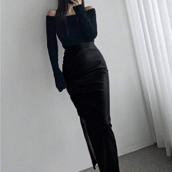 Elegant Black Maxi Skirt - Solid Ruched side slit leather (long) - Picture 3 of 8